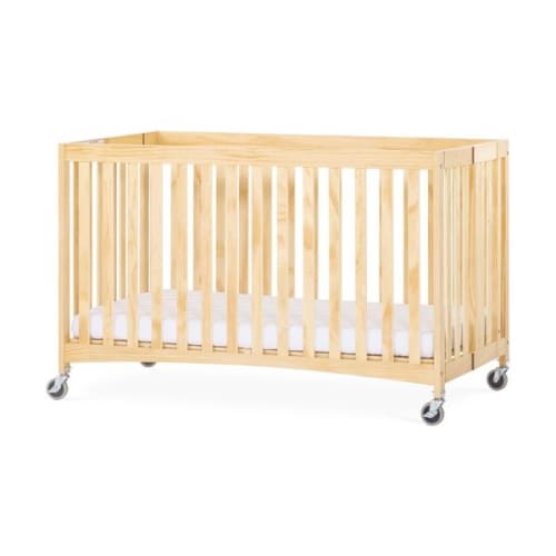 Lit de bébé pliant en bois pleine grandeur Travel Sleeper® avec matelas en mousse de 3 po et roulettes surdimensionnées, naturel